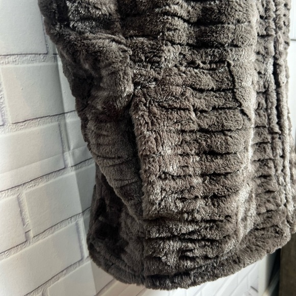 Andrea Faye Women's Brown faux fur vest /size XL - Picture 6 of 11